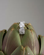 Ear cuff Alba con diseño moderno en rodio blanco y piedras blancas en talla baguette y circular. Ideal para un look contemporáneo y elegante.