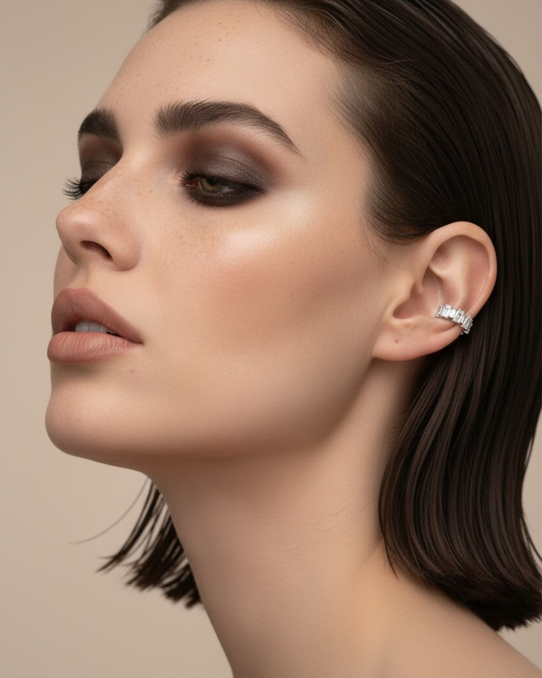 Ear cuff Alba elegante en rodio blanco con circonitas blancas. Una pieza versátil y sofisticada perfecta para el día o la noche.