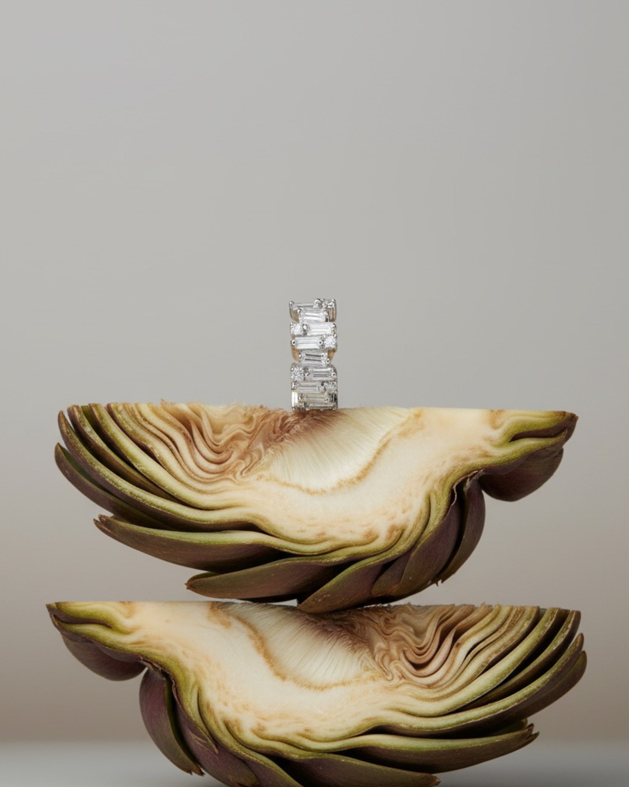 Ear cuff Alba de diseño delicado con piedras blancas en rodio blanco. Una pieza sofisticada que combina elegancia y modernidad.