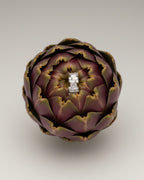 Ear cuff Alba minimalista en rodio blanco con piedras blancas. Diseño refinado con brillo sutil ideal para combinar o llevar solo.