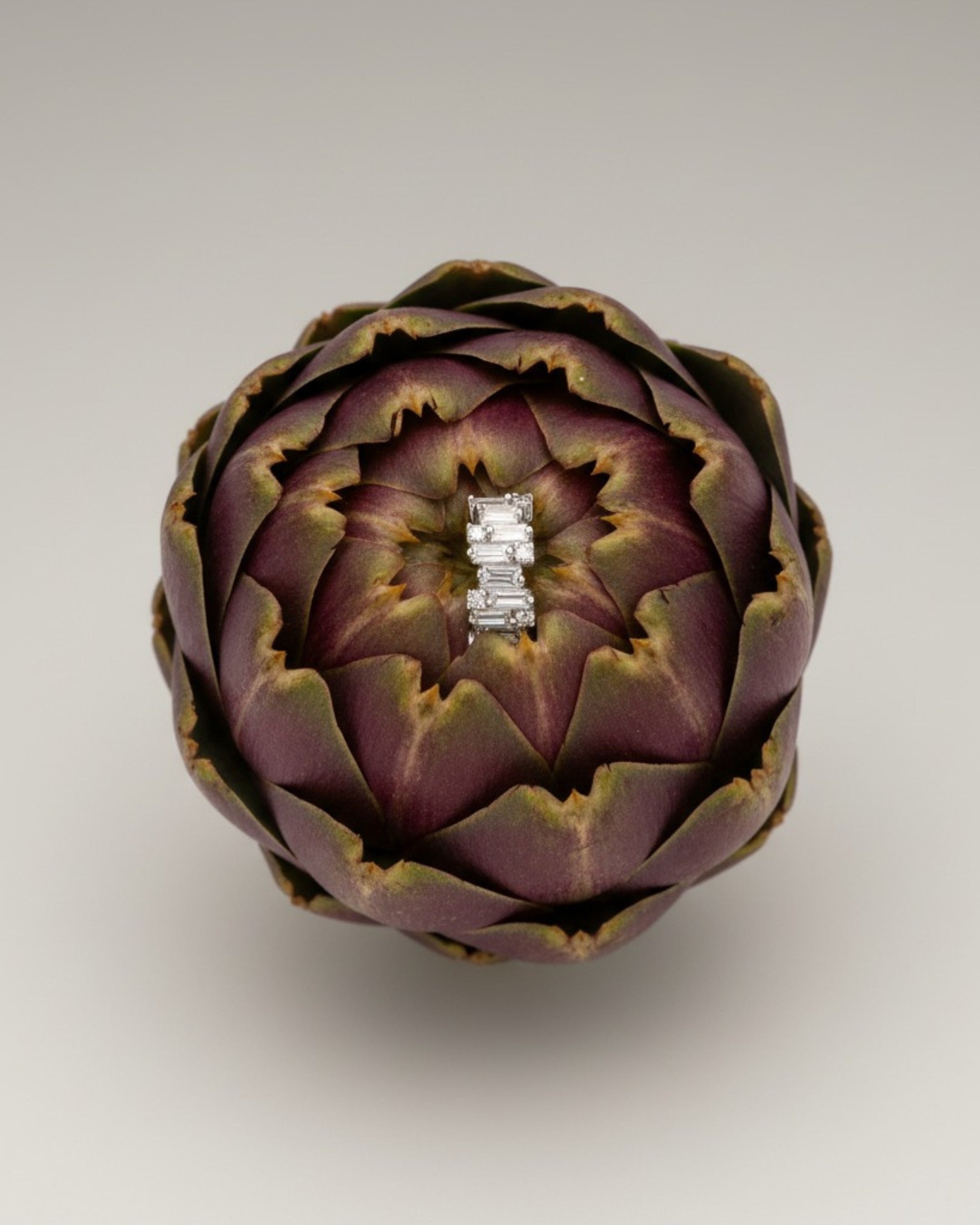 Ear cuff Alba minimalista en rodio blanco con piedras blancas. Diseño refinado con brillo sutil ideal para combinar o llevar solo.