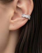 Ear cuff Alba sin necesidad de agujero, elaborado en base de alta calidad Sibela con chapado en rodio. Sus piedras blancas aportan un brillo delicado y sofisticado.