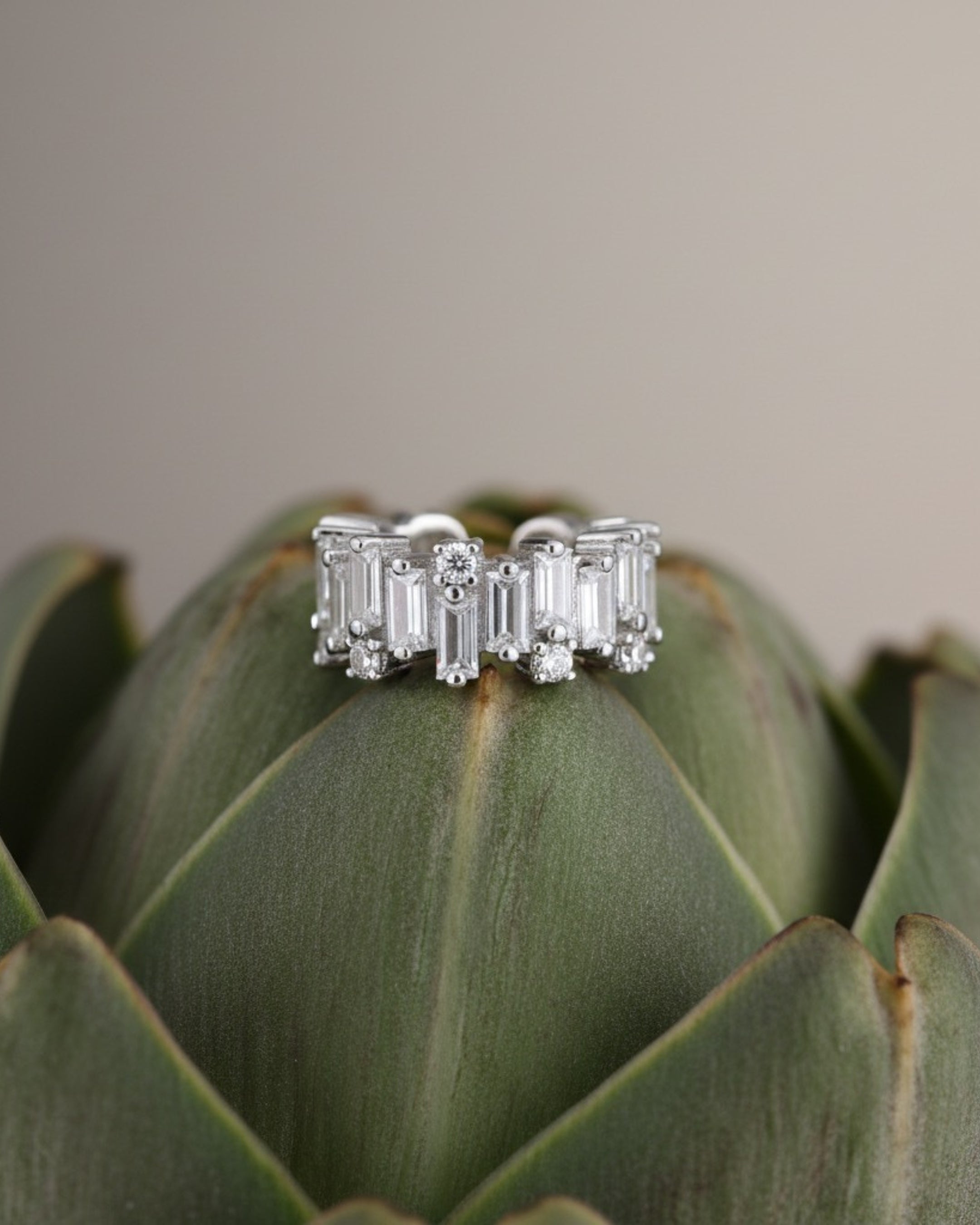 Ear cuff Alba con piedras blancas en talla baguette y circular que aportan brillo y elegancia.