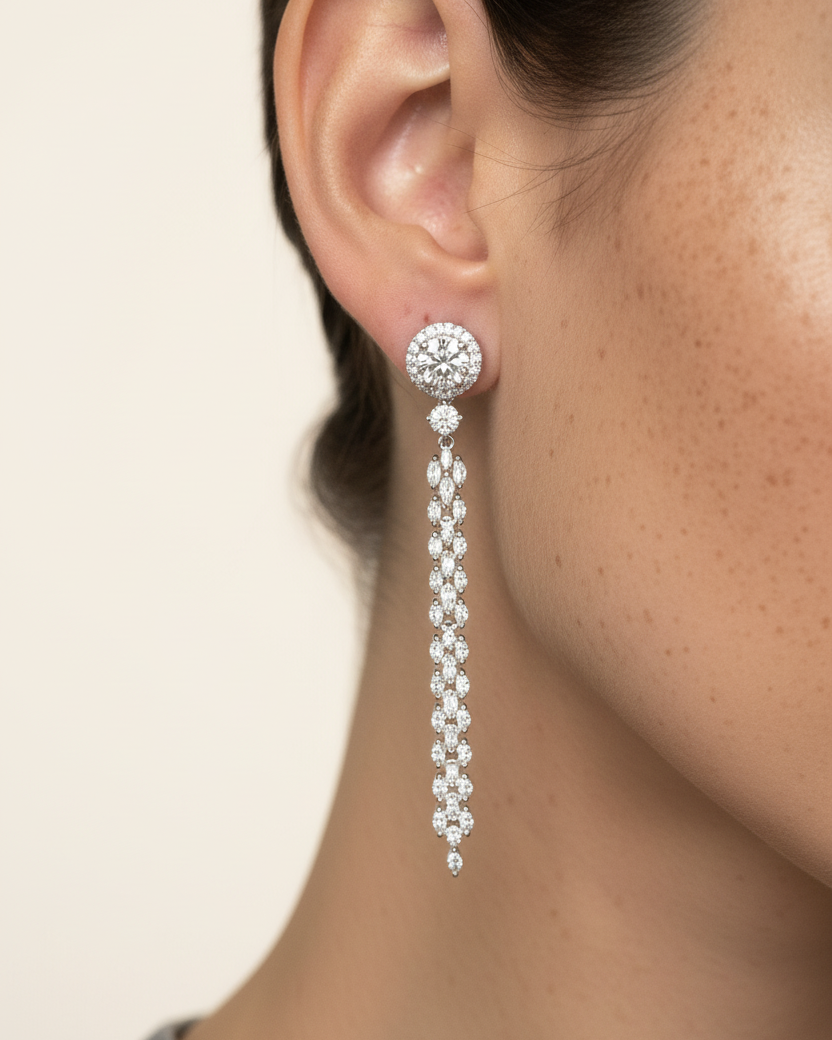 Pendientes Eyre elegantes con brillo y movimiento para eventos.