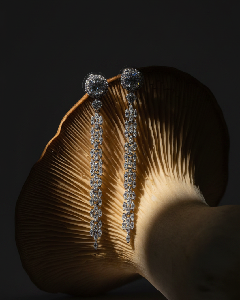 Pendientes Eyre largos con piedras blancas que aportan brillo y luminosidad.