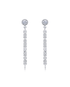 Pendientes Eyre largos con piedras blancas y diseño elegante.