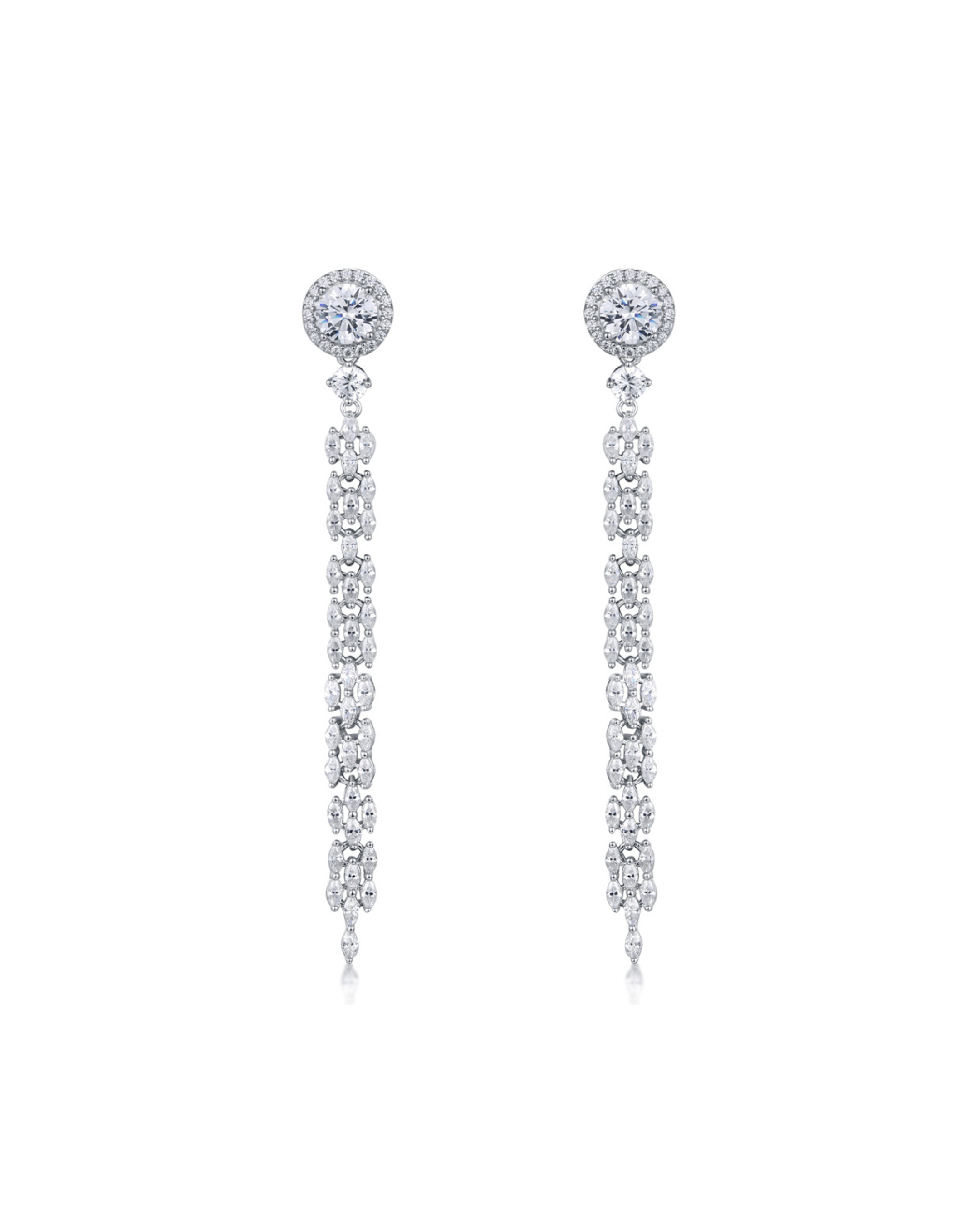 Pendientes Eyre largos con piedras blancas y diseño elegante.