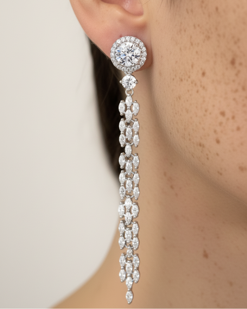 Pendientes Eyre perfectos para completar un look de invitada elegante.