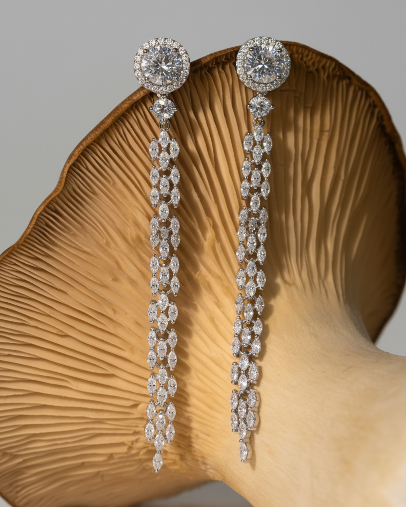 Pendientes Eyre de Sibela Studio con piedras blancas y diseño sofisticado.