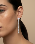 Pendientes Eyre sofisticados con diseño largo y femenino.