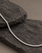 Gargantilla RITA blanca con piedras en talla brillante y cierre para regular el largo.