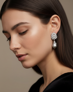 Pendientes Éclat con perla barroca gris de río y piedras blancas sujetas por garras.