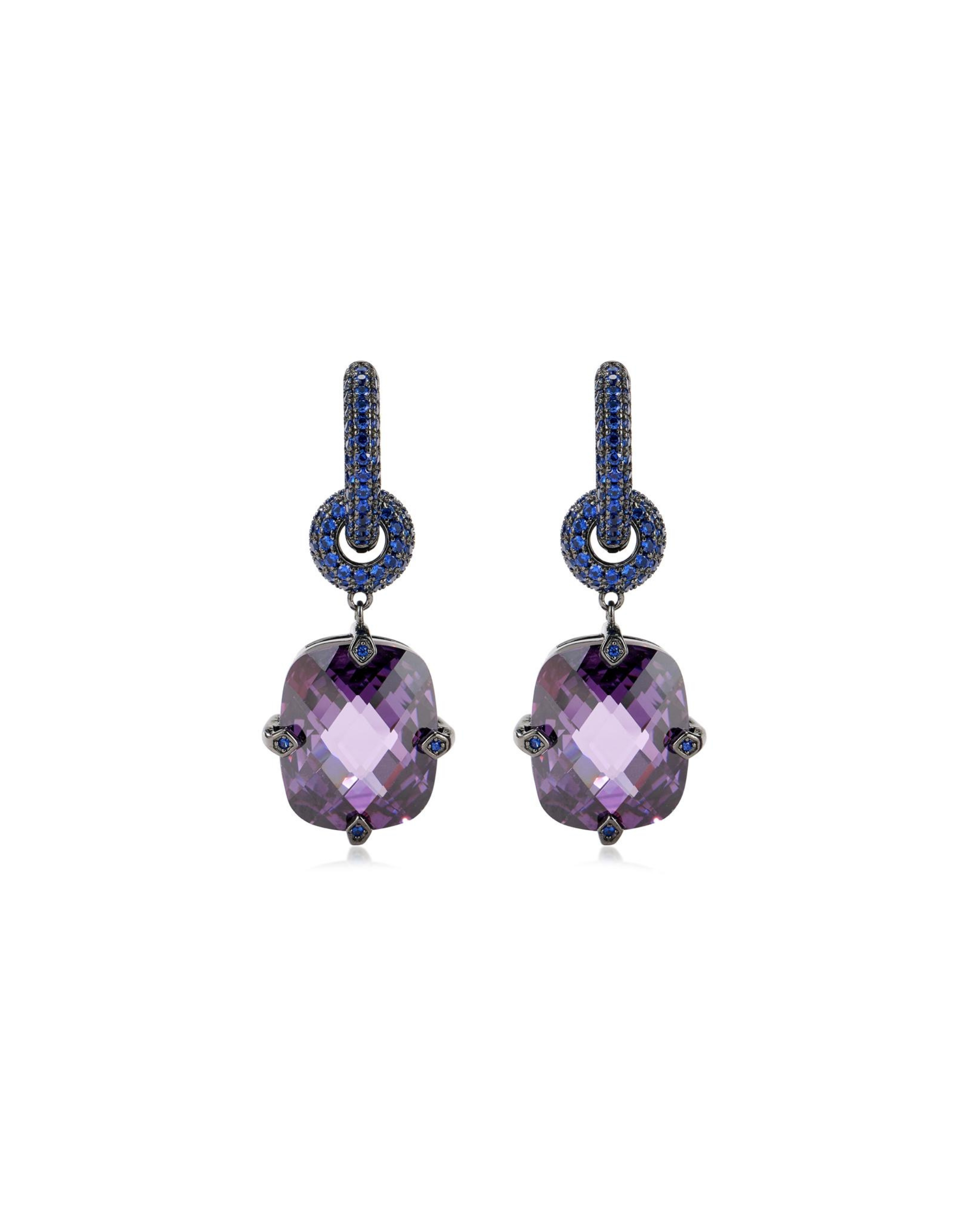Pendientes Lyss en plata de primera ley 925 con baño de rodio negro. Diseño sofisticado compuesto por un aro engastado con piedras de zafiro azul y una piedra central en corte Radiant Ceilán de color violeta, sujeta por cuatro garras decoradas con pequeños zafiros. Joya elegante y exclusiva con un toque de misterio.