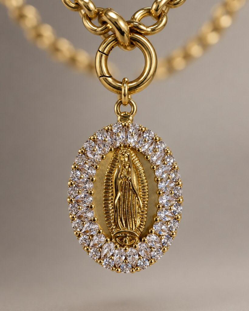 Medalla VIT de la Virgen con halo de circonitas transparentes y acabado dorado.