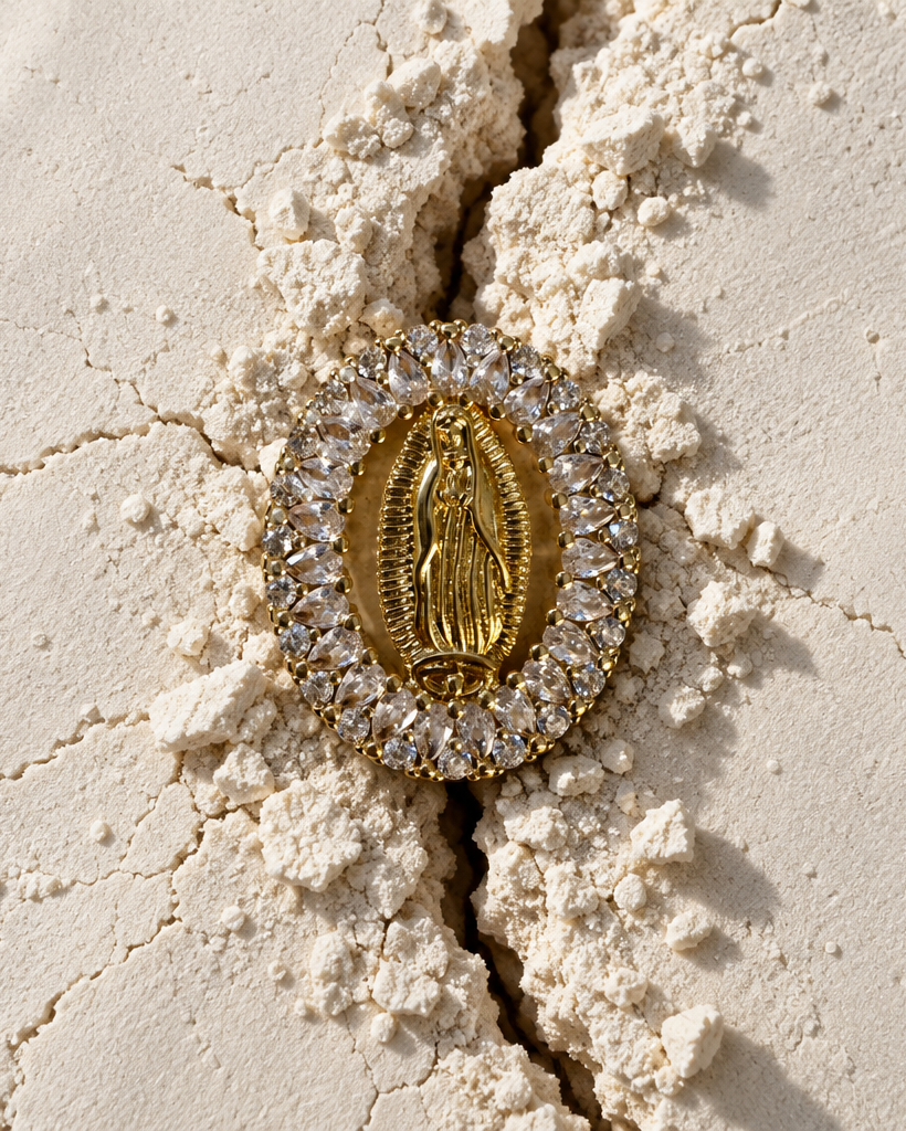 Medalla VIT con Virgen en relieve y circonitas transparentes en talla marquesa y circular.