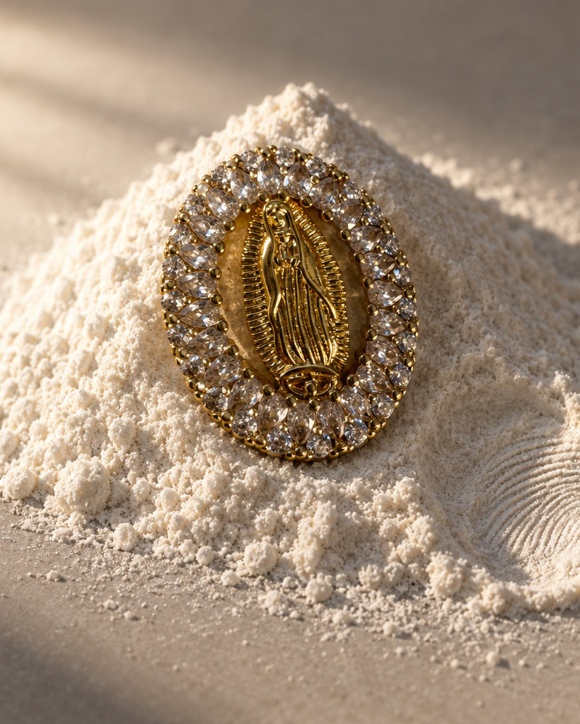 Medallón VIT de Sibela Studio con la Virgen en relieve y acabado dorado.