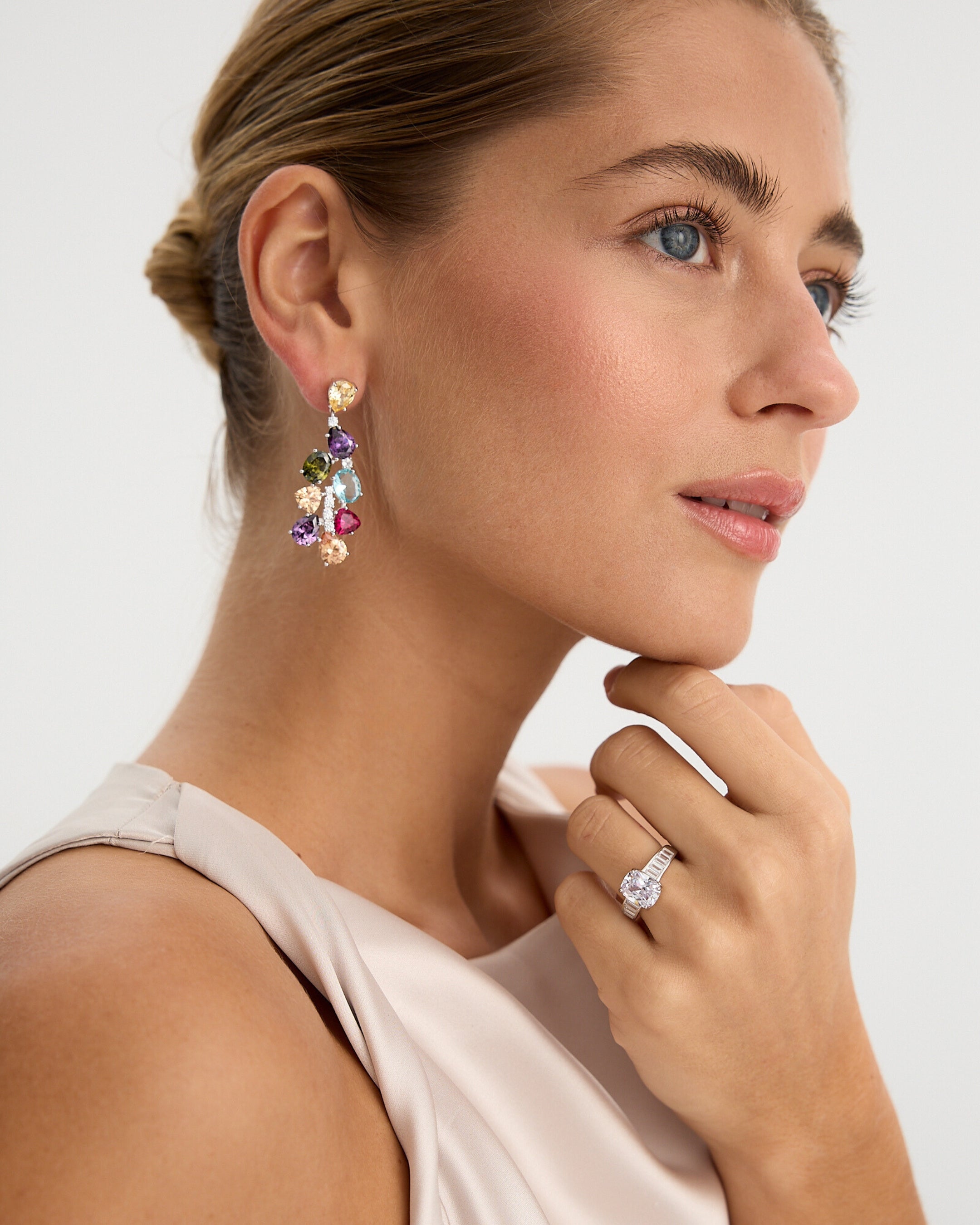 Pendientes con piedras aguamarina, amatista y acabado en rodio, femeninos y elegantes.