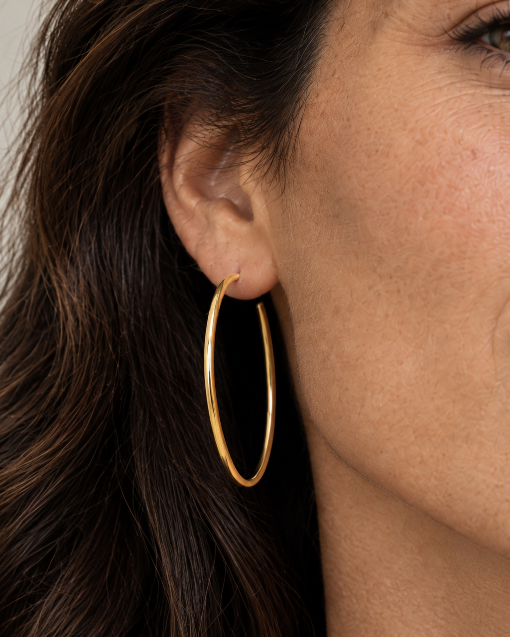 Pendientes LOOP de aro circular con acabado amarillo y diseño atemporal.