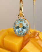 Pendientes de aro pequeño con piedra azul y acabado en oro amarillo de 18 kt.