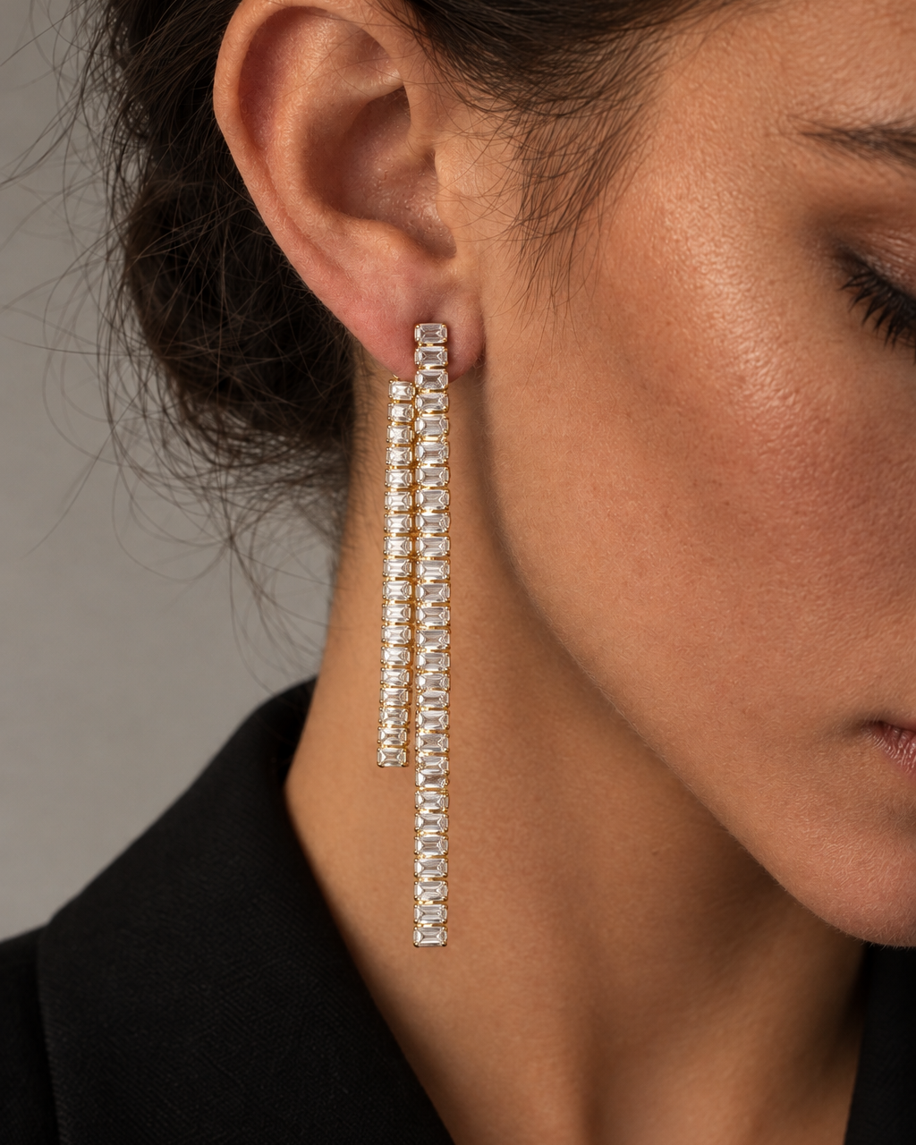 Pendientes GIOIA con dos caídas de diferente longitud y piedras blancas en talla esmeralda.