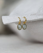 Pendientes azules dorados de Sibela Studio con diseño elegante y luminoso.