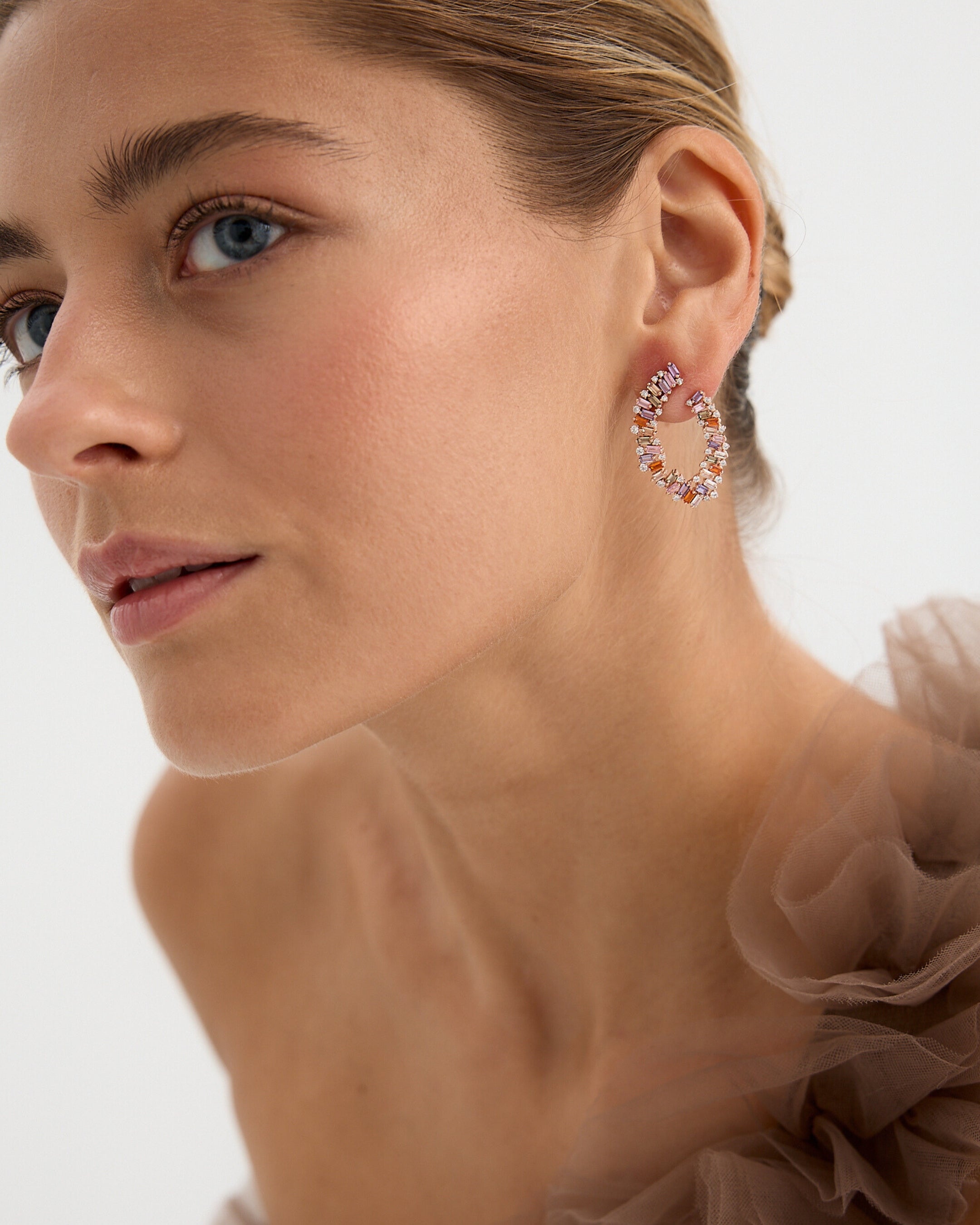 Pendientes con piedras de colores en talla baguette y acabado en oro rosa elegante.