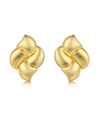 Pendientes Bloom en plata 925 con baño de oro amarillo de 18kts, diseño floral inspirado en las flores de los años 20, con acabado en mate rayado. Pendientes de diseño vintage y elegancia clásica.