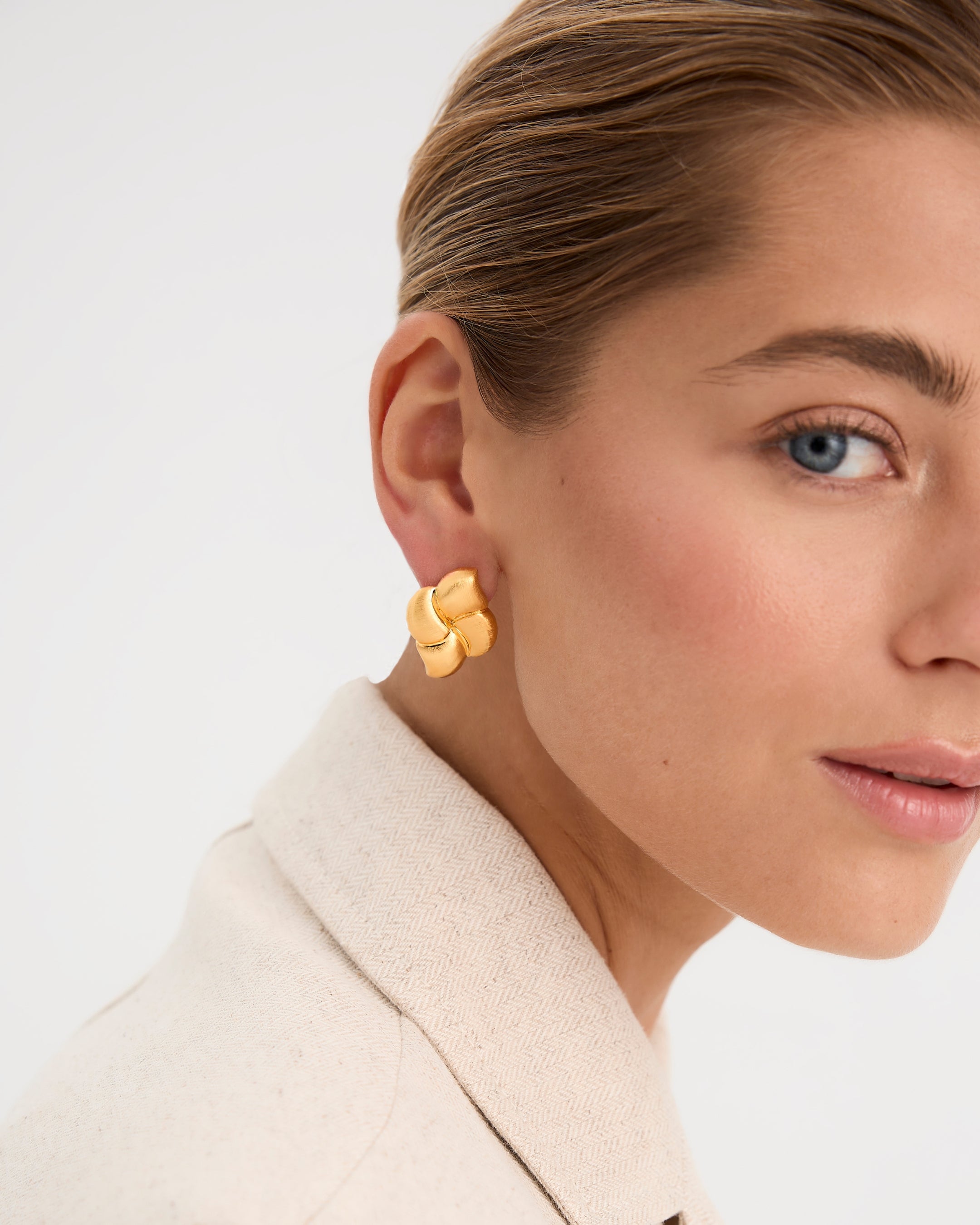Pendientes Bloom en plata de ley 925 con baño de oro amarillo de 18kts, diseño floral con acabado mate rayado, inspirados en las flores de los años 20. Longitud de 28 mm y cierre de tuerca
