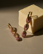 Pendientes de cadena fina con piedras rosas y diseño elegante y actual.