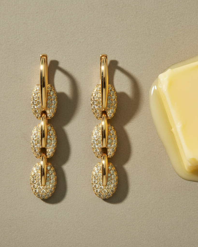 Pendientes de cadena dorados con estética glamour y sofisticada para cualquier ocasión.