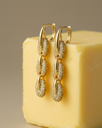 Pendientes de cadena para mujer con acabado en oro amarillo y diseño sofisticado.