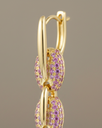 Pendientes de cadena dorados con piedras rosas en talla circular y estilo sofisticado.