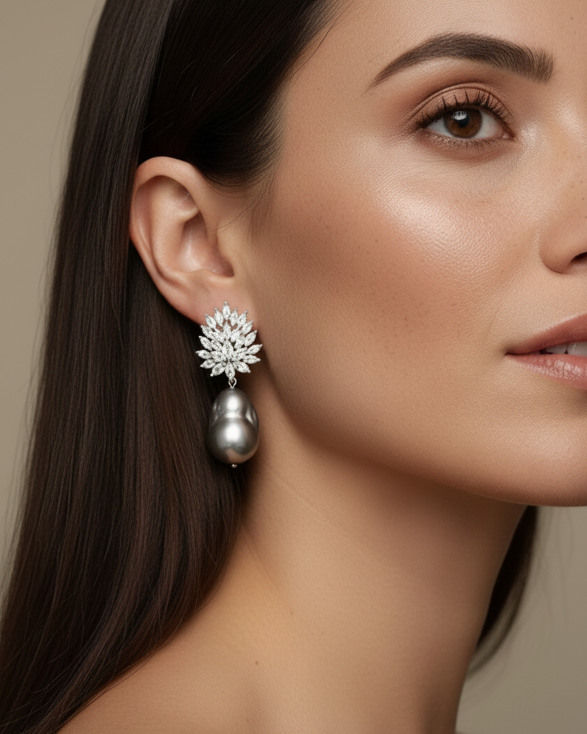 Pendientes colgantes para mujer con perla barroca gris y piedras en talla marquesa.
