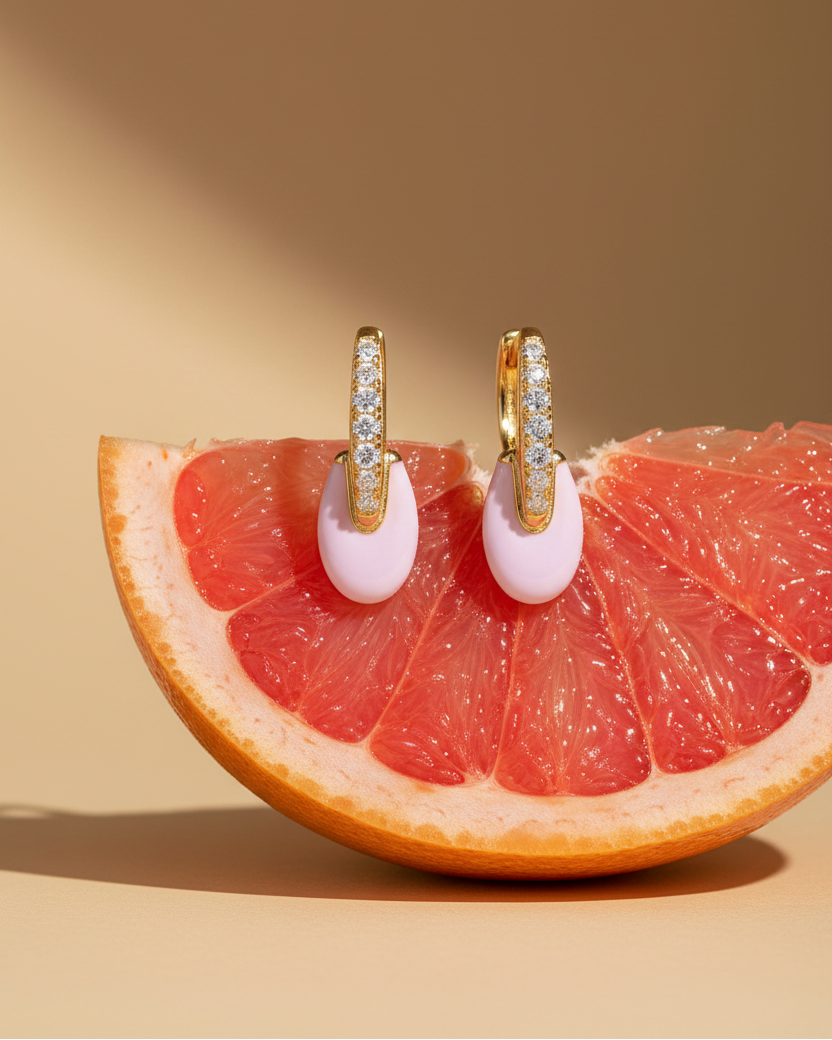 Pendientes color rosa con acabado dorado y estilo delicado y contemporáneo.