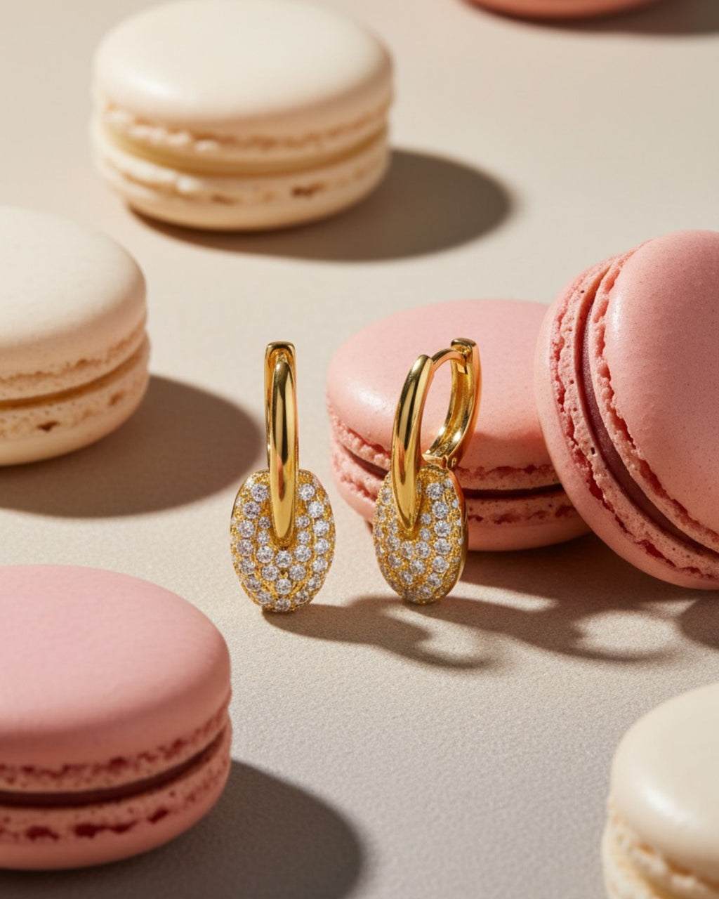 Pendientes en tonos alegres con piedras blancas que reflejan la luz y realzan el diseño.