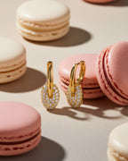 Pendientes en tonos alegres con piedras blancas que reflejan la luz y realzan el diseño.