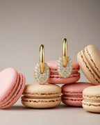 Pendientes de colores diseñados para combinar entre sí con detalles de piedras blancas brillantes.