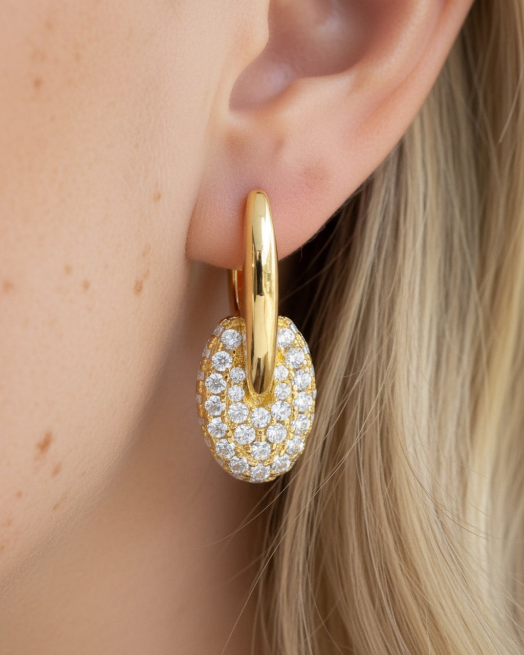 Pendientes de colores con pequeñas piedras blancas que crean un diseño elegante y luminoso.