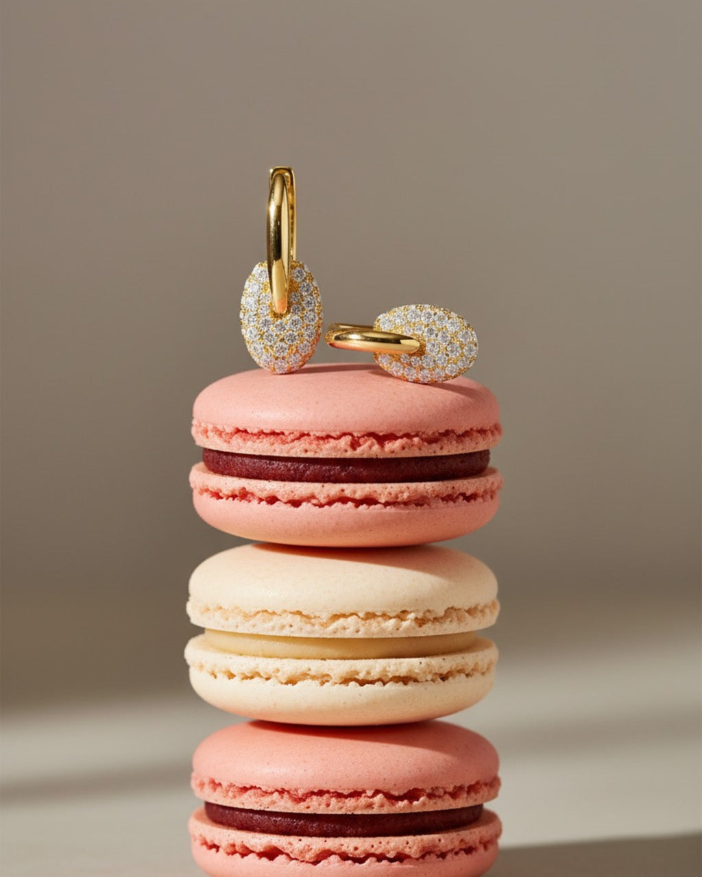 Pendientes con tonos de color y pequeñas piedras blancas que aportan brillo y elegancia al diseño.