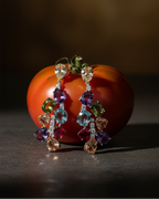 Pendientes con piedras brillantes en diferentes colores y tallas, llenos de luz y movimiento.