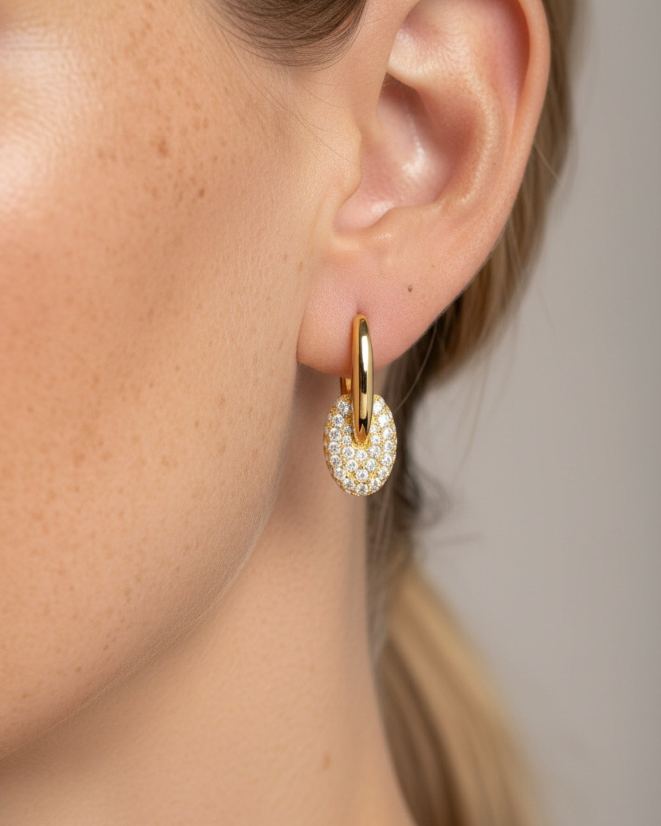 Pendientes en tonos vibrantes con piedras blancas que aportan luz y sofisticación.