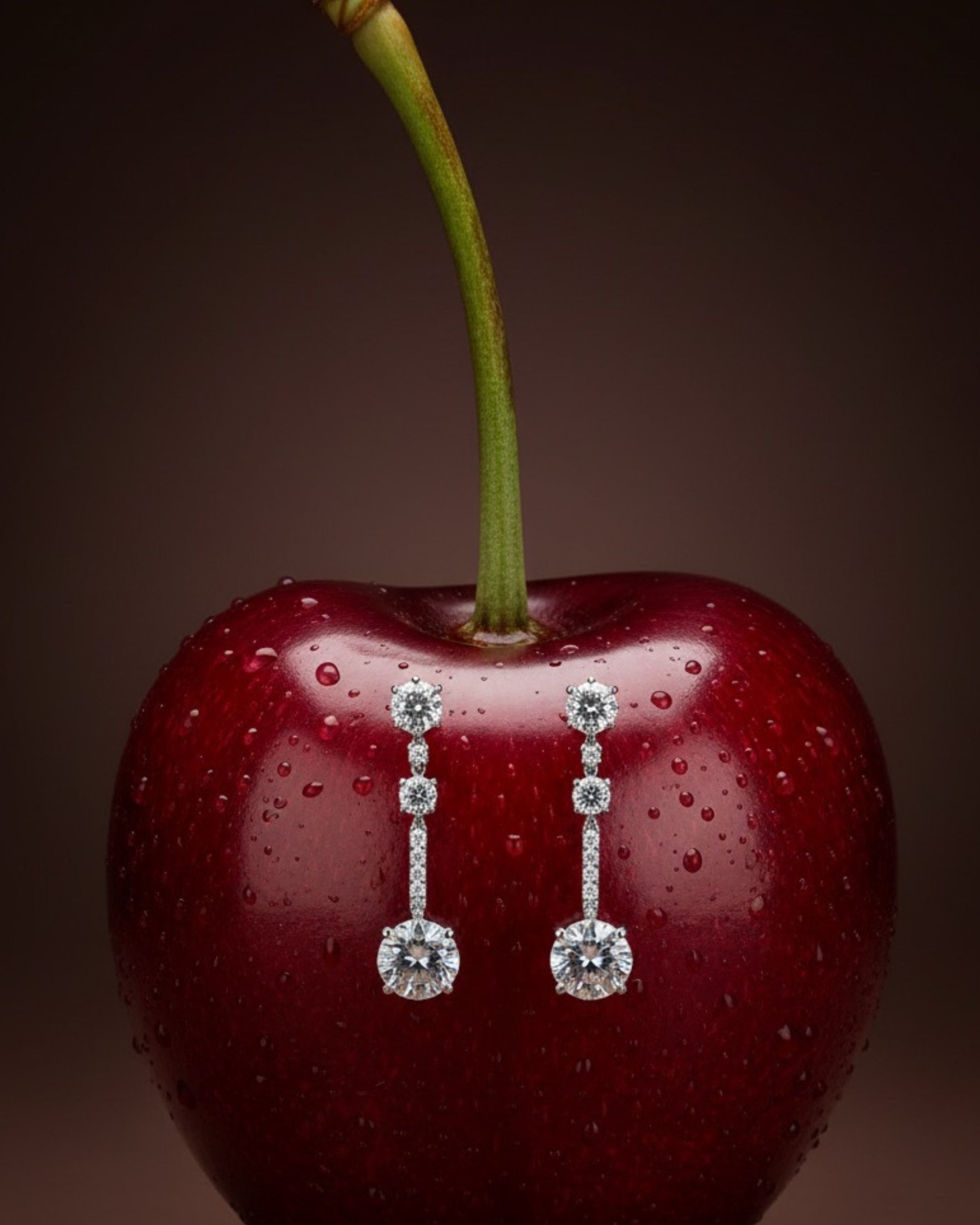 Pendientes CORA largos con piedras blancas que aportan elegancia y alargan visualmente el cuello.