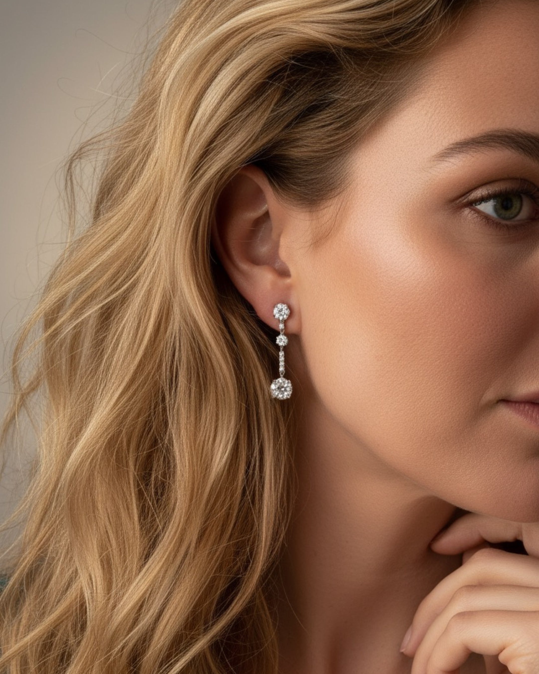 Pendientes CORA con piedras blancas en distintos tamaños que crean un diseño equilibrado y sofisticado.