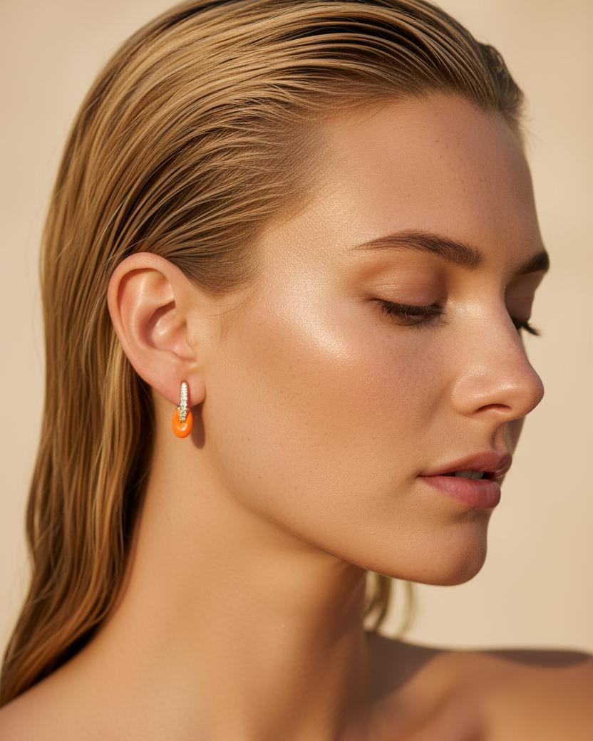 Pendientes dorados coral con esmalte brillante y diseño femenino y sofisticado.