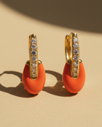 Pendientes coral luminosos de Sibela Studio con esmalte y acabado en oro amarillo.