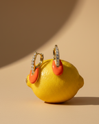 Pendientes modernos coral con esmalte brillante y diseño sofisticado dorado.