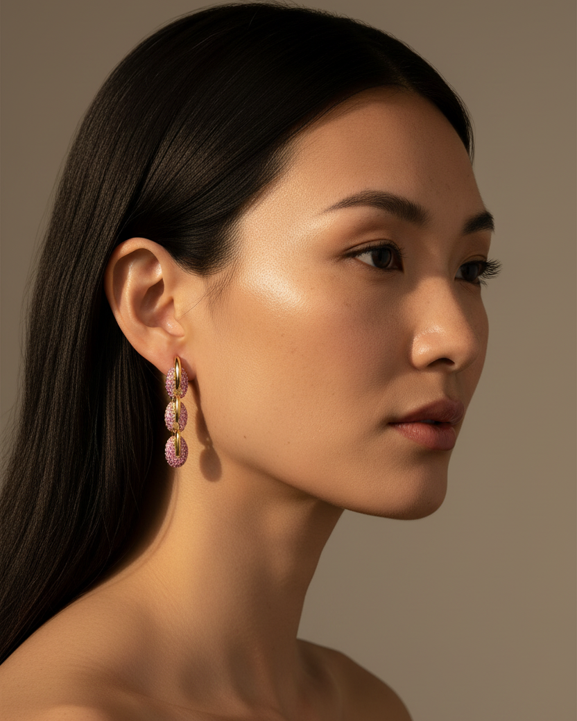 Pendientes Coralina con brillo rosa y acabado dorado, ideales para elevar cualquier look.