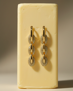 Pendientes con brillo sutil gracias a sus piedras en talla circular y acabado en oro amarillo.