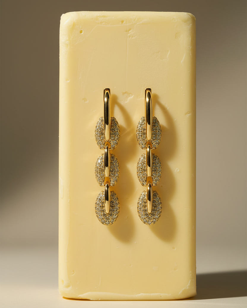 Pendientes con brillo sutil gracias a sus piedras en talla circular y acabado en oro amarillo.