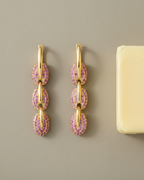 Pendientes femeninos con piedras rosas y acabado en oro amarillo de 18 kt.